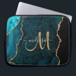 Chic Teal Guld Glitter Agate Anpassningsbar Monogr Laptop Fodral<br><div class="desc">Lägg till ett pekfinger av glitter och glam i din bärbara dator med anpassningsbarna laptop sleeve med en teal-agate-bakgrund accentuerad med faux guld glitter. Anpassa din monogramsinitiala manusatrografi med handskrivna manusbokstäver med ditt namn ovan. Designad bara för dig av Extreme Tees!</div>