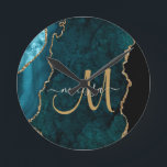 Chic Teal Guld Glitter Agate Anpassningsbar Monogr Rund Klocka<br><div class="desc">Lägg till en beröring av glitter och glam till din hemdekoration med den här elegantens personlig-klocka med en tealagat accentuerad med faux guld glitter. Anpassa din monogramsinitiala manusatrografi med handskrivna manusbokstäver med ditt namn ovan. En unik gigantisk gåva till födelsedag, helgdagar och alla speciella tillfällen. Designad bara för dig av...</div>