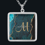 Chic Teal Guld Glitter Agate Anpassningsbar Monogr Silverpläterat Halsband<br><div class="desc">Den här personligen i elegant har en tealagatbakgrund accentuerad med faux guld glitter. Anpassa din monogramsinitiala manusatrografi med handskrivna manusbokstäver med ditt namn ovan. En unik gigantisk gåva till födelsedag,  helgdagar och alla speciella tillfällen. Designad bara för dig av Extreme Tees!</div>