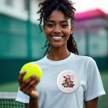 Chic Tennis Social Klubb Bachelorette helg Knapp<br><div class="desc">Gör din bachelorette-fest oförglömlig med den här chicen "Social Klubb"-knappen. Den här knappen har accenter för blommigt av elegant, tennis-detaljer och ett motiv för glas av champagne. Den är en perfekt för att lägga till en snyggt till firande. Idealiskt som partifavör, namn bricka, eller som en nyckelspelare för ett sofistikerat,...</div>