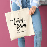Chic Trendig Borste Svart Script Brudlag Tygkasse<br><div class="desc">Bröllopstaska med orden "Team Bride" i chic,  trendig svart borstskrift som är perfekt för brudtjejer,  brudens hovmästarinna och blomsterflicka. För andra matchande artiklar,  se här https://www.zazzle.com/collections/119250194970828530?rf=238364477188679314</div>