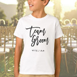 Chic Trendig Borste Svart Skript Team Groom T Shirt<br><div class="desc">T-shirt med orden "Team Groom" i chic,  trendig svart borstskrift som är perfekt för ringbäraren. För andra matchande artiklar se här https://www.zazzle.com/collections/119250194970828530?rf=238364477188679314</div>