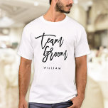 Chic Trendig Borste Svart Skript Team Groom T Shirt<br><div class="desc">T-shirt med orden "Team Groom" i chic,  trendig svart borstskrift som är perfekt för brudgummens svenner och vittnen. För andra matchande artiklar se här https://www.zazzle.com/collections/119250194970828530?rf=238364477188679314</div>