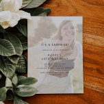 Chic Typografi | Fotoöverraskning Party Inbjudningar<br><div class="desc">Chicens typografi är en perfekt för en modern händelse. Den enkla designen har klassiska minimalistiska svarta och vita typografi med en rustik boho-känsla. Den här inbjudan kan användas för en födelsedag,  pension eller någon överraskning party.</div>