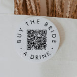 Chic Typografi Köp en QR-kod för dryck Knapp<br><div class="desc">Den här chicens typografi köper en brud som QR-kodnålen är perfekt för en enkel bakteriefest eller möhippa. Den enkla designen har klassiska minimalistiska svarta och vita typografi med en rustik boho-känsla. Anpassade i alla färg.</div>