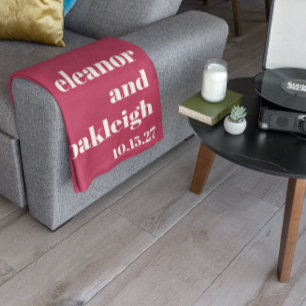 Chic Typography Magenta Red Ivory Personligt bröll Fleecefilt