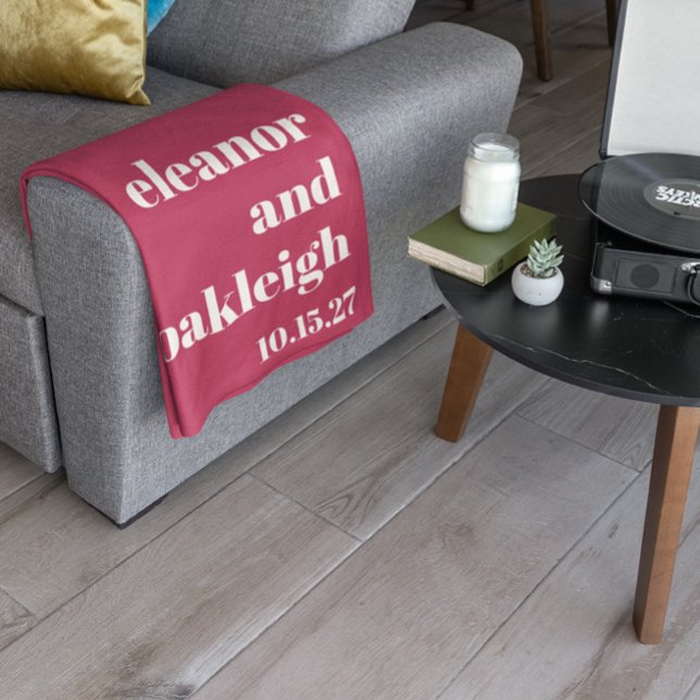 Chic Typography Magenta Red Ivory Personligt bröll Fleecefilt (Skapare uppladdad)