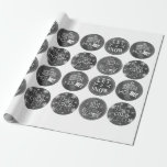 Chic - Utformning av tangentbord Presentpapper<br><div class="desc">Chicens festive chalkboard utformar lyxlinne julomslag pappert. Trendig, modernt vintage-helgdag som skriver på runt svarta tavlor. låt det snöa, Baby är det kallet utanför, Ho, Ho, Ho och Joy till världen. Den vackra dekorativa vintagen stil vit krita skriver på svarta cirklar på vit bakgrund. Söt dekorativ holly, snöflingor och Santa...</div>