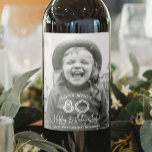 CHIC Vit typografi - Party Vinflaska Etikett<br><div class="desc">Lägg till en personlig för elegant i dekorationer för födelsedagsfest med snyggt anpassningsbar fotoetiketter för vin flaska. Bilder och formuleringar i den här mallen är enkla att anpassa. (IMAGE PLACEMENT TIP: Ett enkelt sätt att placera ett foto exakt på vilket sätt du vill är att lägga upp det i skörd...</div>