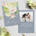 Chic Watercolor Blommigts Bröllop Photo Tack Kort<br><div class="desc">Vackra vattenfärger i vita och grönt vattenspel med rosa och grädde ro,  daisy,  små blommar och löv finns på framsidan av dessa dammiga blå bröllop-tackkort. Ditt foto och meddelande skrivs ut på baksidan. MATCHING-objekt i vår samling.</div>