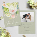 Chic Watercolor Blommigts Bröllop Photo Tack Kort<br><div class="desc">Vackra vattenfärger i vita och grönt vattenspel med rosa och grädde ro,  daisy,  små blommar och löv finns på framsidan av dessa sädesslag i grönt bröllop tack vare dina kort. Ditt foto och meddelande skrivs ut på baksidan. MATCHING-objekt i vår samling.</div>
