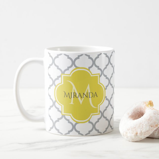 Chic White Grått Quatrefoil Gult Monogrammed Namn Kaffemugg (Med munk)
