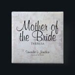 Chic White Hearts och Peonies Budens mamma Knapp<br><div class="desc">Den vackra namn bricka-knappen är perfekten för att identifiera nyckel-medlemmar i bröllopsfesten vid möhippan, repetitionsmiddag eller bröllopsmottagning. Designat som en del av vår vita reflektion Bröllop Suite, är den svartvit text över en bakgrund av vita blommor och hjärta. Texten är helt anpassade och lyder: Budens mamma, med ett ställe för...</div>