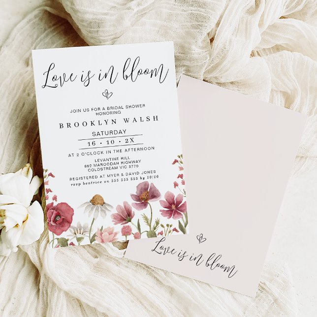 Chic Wildblommor Kärlek finns i Möhippan Bloom Inbjudningar (Sweet wildflower themed love is in bloom bridal shower invitation with a modern calligraphy heading)