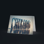 Chicago City Birthday Kort<br><div class="desc">En stiliserad representation av Chicago är inkapslad i namn och skapar en skylteffekt i brev</div>