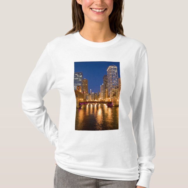 Chicago, Illinois, Skyline och Chicago River vid Tee Shirt (Framsida)