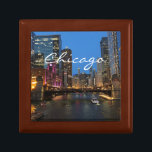 Chicago River i Night Minnesask<br><div class="desc">Ett underbart sätt att minnas resa eller visa kärlek för Windy City.</div>