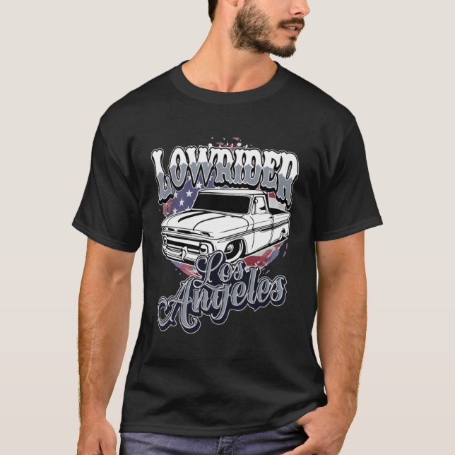 Chicano Low Rider Truck American Flag Los Angeles  T Shirt (Framsida)