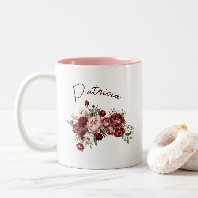 Chicen Anpassat namn Burgundy Flowers Två-Tonad Mugg (Med munk)