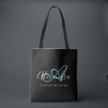 Chicen Girly Teal Grönt Black Script Namn Monogram Tygkasse<br><div class="desc">Anpassa ditt vackra monogrammade trendig svart Livsmedel Tote Bag! Texten nedan kan vara personlig framför den mening du föredrar eller till och med fullt namn. Du kan också ta bort den om du vill. Om du behöver hjälp kan du tala om det för oss på belytaliarecipes@gmail.com, så hjälper vi dig...</div>