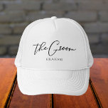 Chicen Groom Personlig - minimalistiskt Bröllop Keps<br><div class="desc">Den här chicen är en enkel trimma som har ditt namn under elegantens svarta typografi som läser The Groom. Anpassa den här eleganten,  moderna brudens sida-hattar för bröllop eller bachelor-festen.</div>
