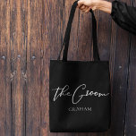 Chicen Groom Personlig - minimalistiskt Bröllop Tygkasse<br><div class="desc">Den här chicen,  den enkla groomsvart-totepåsen,  har ditt namn under elegantens svarta typografi som läser The Groom. Anpassa den här eleganten,  moderna brudens sida-presenter i vitt skript för din bröllop eller reklamfest.</div>