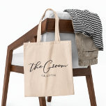 Chicen Groom Personlig - minimalistiskt Bröllop Tygkasse<br><div class="desc">Den här chicen,  den enkla trimningen till säcken,  har ditt namn under elegantens svarta typografi som läser The Groom. Anpassa den här eleganten,  moderna brudens sida-gåvor till din bröllop eller bachelor-fest.</div>