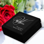 Chicen Groomsman Gift Modern Monogram Elegant  Minnesask<br><div class="desc">Bröllop Groomsman Marskalkars Gift Modern Monogram Script Elegant Chic Keepie Gift Box. Klicka på Anpassa mallen om du vill anpassa den med Monogram Initial, namn och datum snabbt och enkelt. Groomsman Gift Modern Monogram Script Elegant Chic Gift Box är en del av Groomsman Gifts-samlingen i den här butiken, som erbjuder...</div>