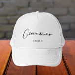 Chicen Groomsman Personlig minimalist Bröllop Keps<br><div class="desc">Den här chicen är en vanlig groomsman som har ditt namn under elegantens svarta typografi. Anpassa den här eleganten,  moderna brudens sida-hattar för dina bröllop-marskalkar för bilfesten.</div>