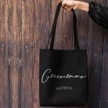 Chicen Groomsman Personlig minimalist Bröllop Tygkasse<br><div class="desc">Den här chicen,  en vanlig groomsman svart till väskan,  har ditt namn under elegantens vita typografi. Anpassa den här eleganten,  moderna brudens sida-gåvor till dina bröllop-marskalkar för reklampartiet.</div>