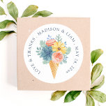 Chicen i Blommigten Tack Modern Namn | BRÖLLOP Runt Klistermärke<br><div class="desc">Lägg till en elegans till dina bröllopsfavörer och -kuvert med vår snyggt blommigt bröllopsmärken, med en glasskon fylld med pastellblommor och skulderfärger och makaroner. Enkel men ändå elegant med marontext på vit bakgrund. Lägg till händelseinformationen genom att redigera texten i de angivna textrutorna. Perfekt för bröllop i vår, sommarstugor, tropiska...</div>