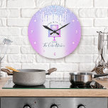 Chicen Lila Glitter Drives för -bakverk Stor Klocka<br><div class="desc">Gör ett intryck av snyggten med den här eleganten, sofistikerad, enkel och modern väggklocka. En glatt, lila, rosa, blått 2-lagrar tårta, manuell typografi och glitter-droppar täcker över en fin metallisk lila blå ombre-bakgrund. Anpassa med din namn, ditt företag eller annan information från fullt. Du kan välja mellan en rund eller...</div>
