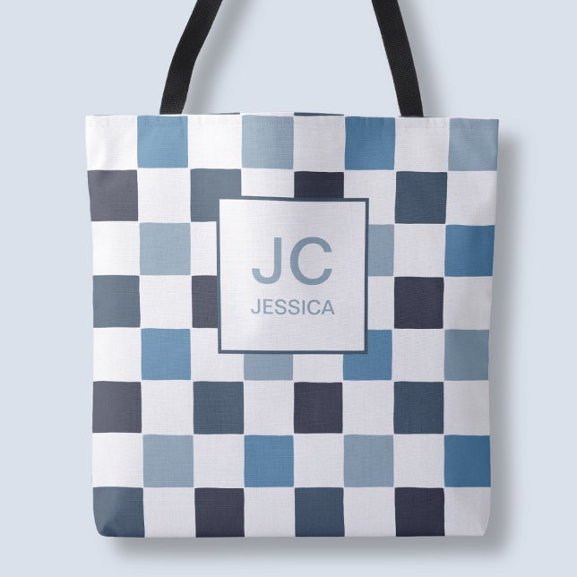Chicen Monogram bockad blå, moderna, versaler Tygkasse (Monogram Checkered Blue Modern Simple Initals Chic Tote Bag)