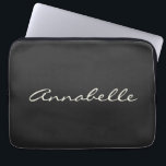 Chicen Namn Anpassningsbar, svart, handskriven ele<br><div class="desc">Den här anpassningsbarna laptop sleeve har ditt namn i ett vackert handskrivet skript med text på en snyggtens svarta bakgrund. Underbar presentidé.</div>