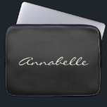 Chicen Namn Anpassningsbar, svart, handskriven ele Laptop Fodral<br><div class="desc">Den här anpassningsbarna laptop sleeve har ditt namn i ett vackert handskrivet skript med text på en snyggtens svarta bakgrund. Underbar presentidé.</div>