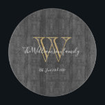 Chicen Rustic Monogram Initial Family Namn<br><div class="desc">Rustic Monogram Inledande Chic för familjen Namn-skärmar. Personlig monogram inledningsvis med familjens efternamn och bröllop-datum i skriptbokstäver på en grått-bakgrund för kol. Gör en unik söt gåva till nygifta. Snyggt för deras nya liv tillsammans eller för en gåva till husuppvärmningen. Klicka på Anpassa den här mallen om du vill anpassa...</div>