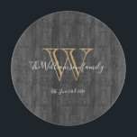 Chicen Rustic Monogram Initial Family Namn<br><div class="desc">Rustic Monogram Inledande Chic för familjen Namn-skärmar. Personlig monogram inledningsvis med familjens efternamn och bröllop-datum i skriptbokstäver på en grått-bakgrund för kol. Gör en unik söt gåva till nygifta. Snyggt för deras nya liv tillsammans eller för en gåva till husuppvärmningen. Klicka på Anpassa den här mallen om du vill anpassa...</div>