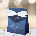 Chicens Bat mitzvah stjärna av David Anpassningsba Presentaskar<br><div class="desc">Vackra mörk blått skuggor skapar ett struktur som vatten på anpassadets Bat mitzvah partiaffär. Elegantens vita minimalistskript med din dotters namn på den subtila stjärnan av David för ett judiskt firande.</div>
