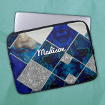 Chicens glesa faux Glitter silver (blått) Laptop Fodral<br><div class="desc">Chic schyst faux Glitter silver blå geometriska rutor laptop sleeve. Om du vill göra det speciellt i extra är det också monogrammat och personlig med namn eller initialer eller annan text du vill ha klickar du på länken "anpassa ytterligare" och användor verktygen för designen om du vill ändra designen. Vackert,...</div>
