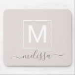 Chicens moderna beige monogram namn musmatta<br><div class="desc">Chic modern beige monogram namn musmatta. Enkel,  ren,  monogrammad personlig namn-platta med namnet initialer,  namn och titel. Teckensnitt och färg är fullt anpassade.</div>