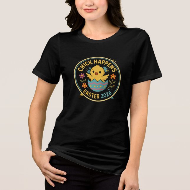 Chick Happens – Påsk 2026 Badge Design T Shirt (Framsida)