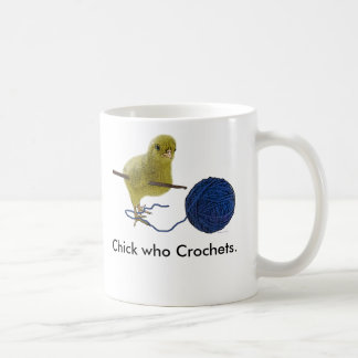 Chick som virkar kaffemuggen kaffemugg