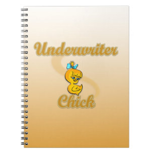 Chick under skrivmaskin anteckningsbok med spiral