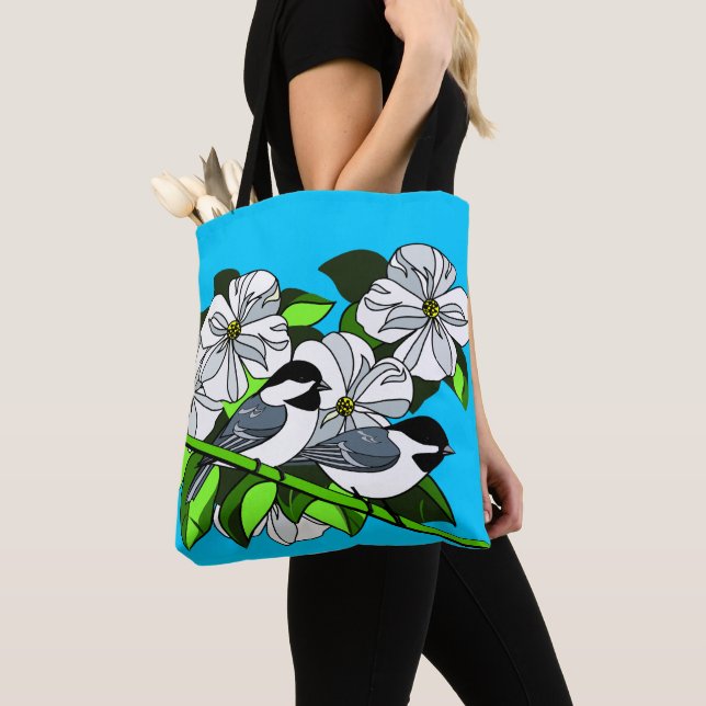 Chickadee Bland Dogwood Flowers Tygkasse (Närbild)