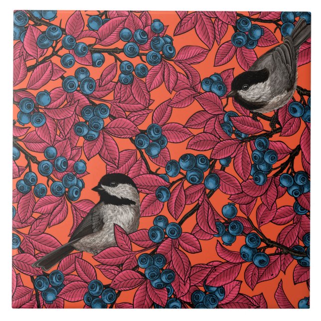 Chickadee-fåglar på grenar på blåbär på orange kakelplatta (Framsidan)