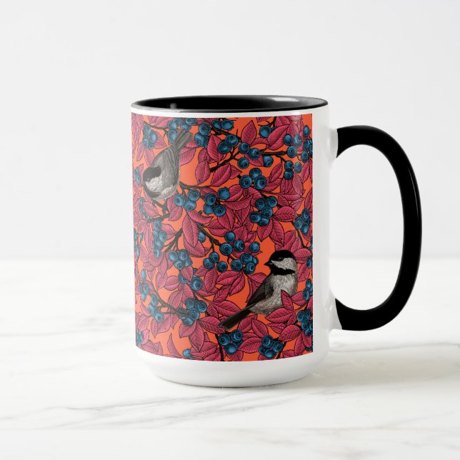 Chickadee-fåglar på grenar på blåbär på orange mugg (Höger)