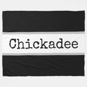 CHICKADEE Retro Text Black White Grått Rand Fleecefilt