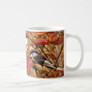 Chickadeefågel i rosa och röd höst löv kaffemugg
