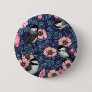 Chickadees i vilden ro i rosa och blått knapp