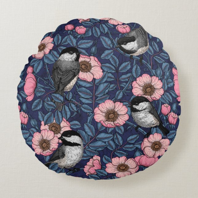 Chickadees i vilden ro i rosa och blått rund kudde (Framsidan)